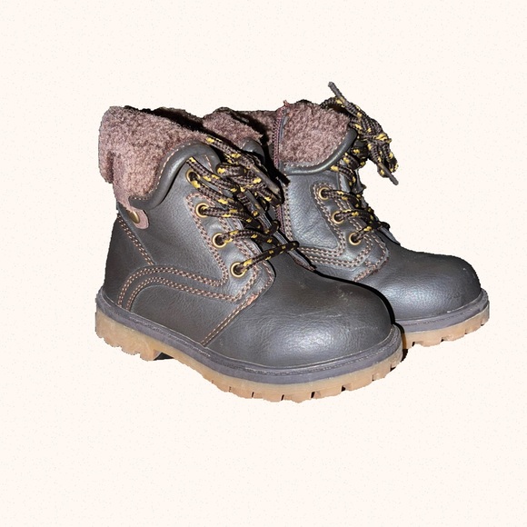 Toddler size 7 boots with fur lining - Picture 1 of 4